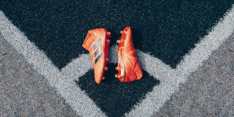 足球基础脚内侧盘带技术动作分解教学图示