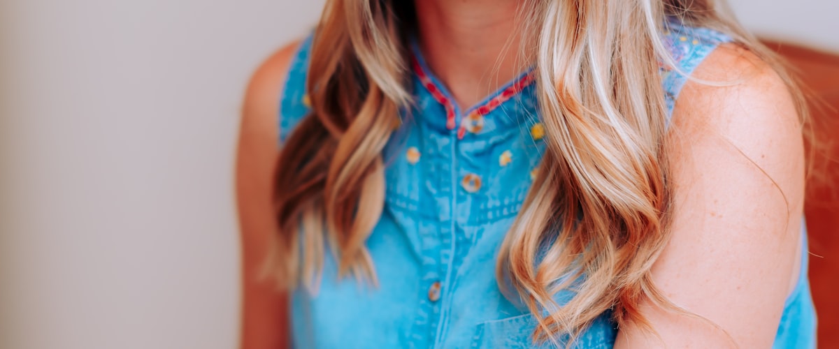 足球比赛中边路突破下底传中战术跑位示意图